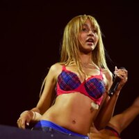 PinkPantheress présente Janelle Monáe, Zara Larsson et plus pendant le tournage de Coachella