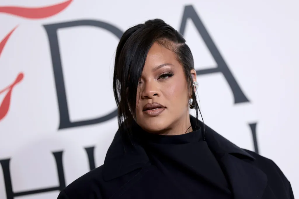 Rihanna répond aux rumeurs de grossesse : "Le bébé dans l'utérus est-il avec nous ?"