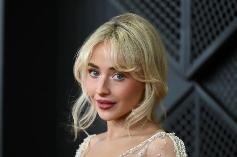 Sabrina Carpenter s&rsquo;excuse pour sa réaction au chant de la foule à Coachella : « Maintenant, je sais ce qu&rsquo;est une Zaghrouta »