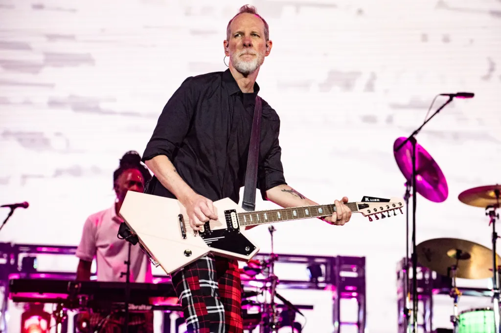 Tom Dumont de No Doubt révèle un diagnostic précoce de la maladie de Parkinson : « Cela a été une lutte »