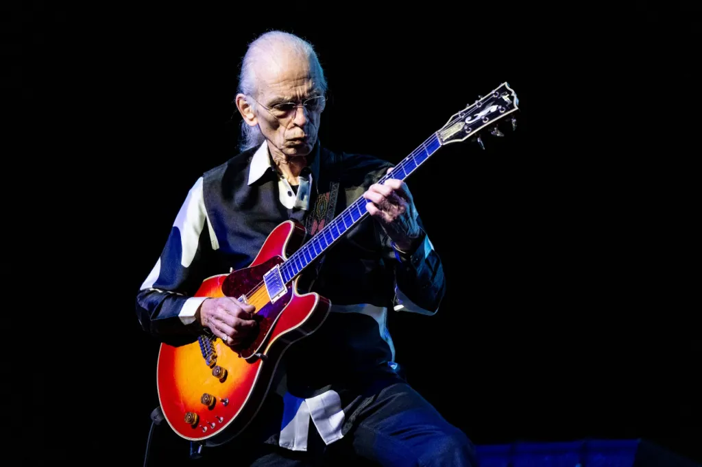 Yes reporte sa tournée européenne « Fragile » alors que le guitariste Steve Howe se prépare pour « Essential Operation »