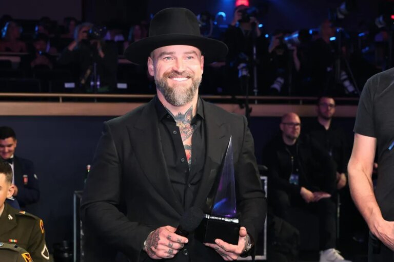 Zac Brown envoie un message à l&rsquo;équipage d&rsquo;Artemis II dans l&rsquo;espace : « Continuez à voler fort »