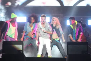 Justin Bieber se produit en direct lors d'un concert gratuit au Zocalo le 11 juin 2012 à Mexico, au Mexique.