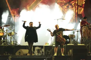 Les Cadillac Los Fabulosos se produisent sur la place Zócalo de Mexico.