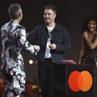Chaque chanson qui a dominé les charts britanniques pendant 8 semaines ou plus, mais qui n&rsquo;a pas fait partie du Top 10 du Hot 100