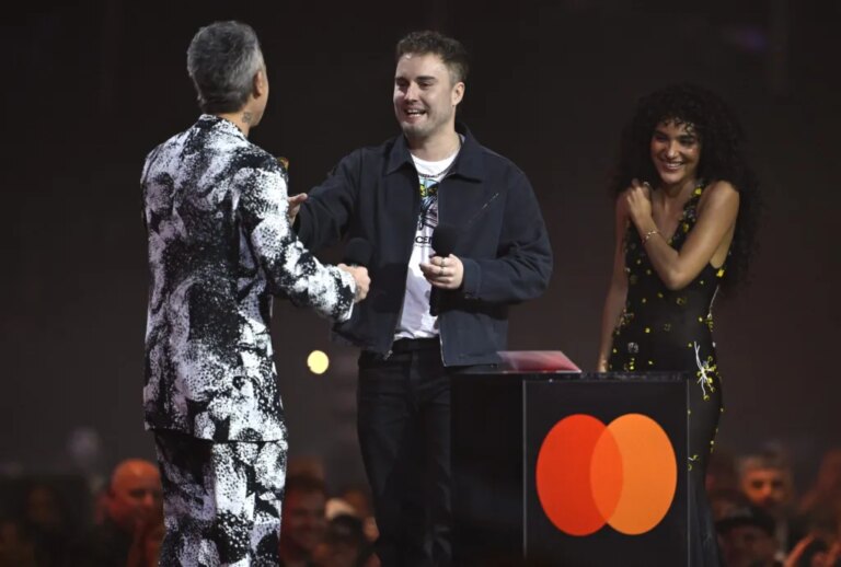 Chaque chanson qui a dominé les charts britanniques pendant 8 semaines ou plus, mais qui n&rsquo;a pas fait partie du Top 10 du Hot 100