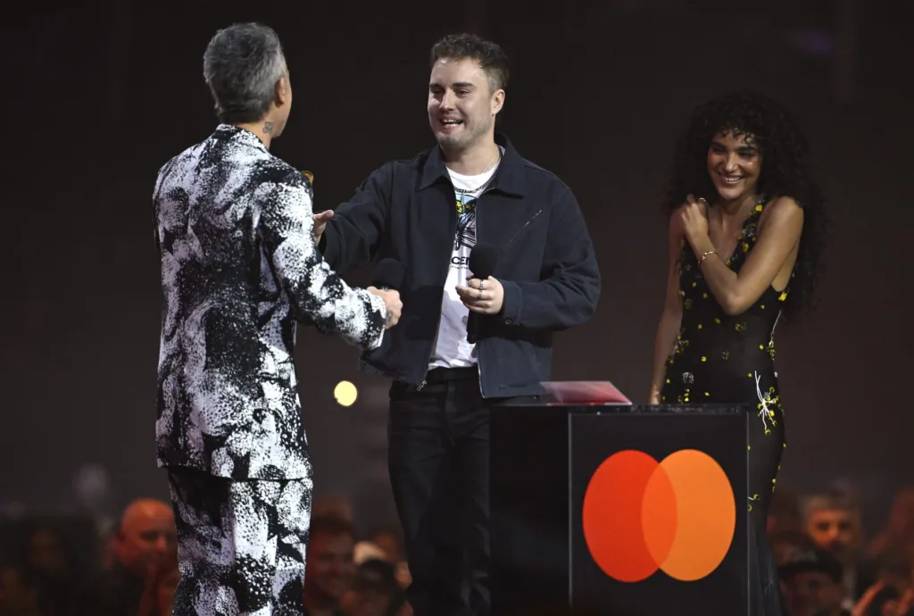 Chaque chanson qui a dominé les charts britanniques pendant 8 semaines ou plus, mais qui n'a pas fait partie du Top 10 du Hot 100