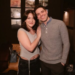Jeremy Jordan et Isa Briones lancent de nouveaux morceaux « Juste à temps » : « It Just Made Sense »