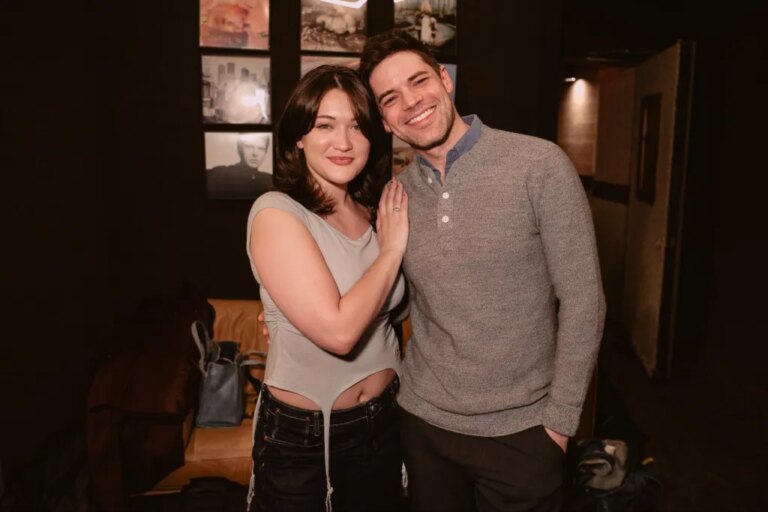 Jeremy Jordan et Isa Briones lancent de nouveaux morceaux « Juste à temps » : « It Just Made Sense »