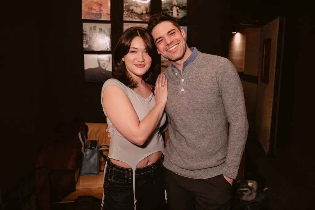 Jeremy Jordan et Isa Briones lancent de nouveaux morceaux « Juste à temps » : « It Just Made Sense »