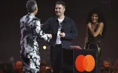 MANCHESTER, ANGLETERRE - 28 FÉVRIER : (USAGE ÉDITORIAL UNIQUEMENT) Robbie Williams remet le prix de la chanson de l'année avec Mastercard à Sam Fender et Olivia Dean pour « Rein Me In » sur scène lors des BRIT Awards 2026 à Co-op Live le 28 février 2026 à Manchester, en Angleterre. (Photo de Gareth Cattermole/Getty Images)