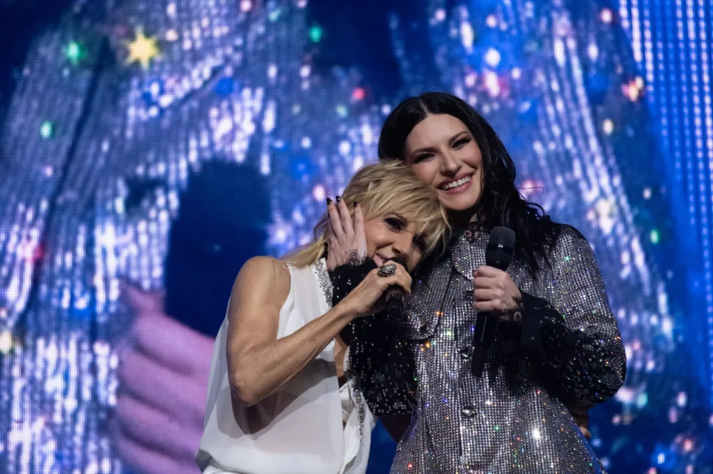 Laura Pausini réalise son rêve de chanter « Hijo de la Luna » avec Ana Torroja au Mexique