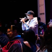 Peso Pluma prend la parole lors de la première remise des diplômes américano-mexicains à l&rsquo;échelle de la CUNY et d&rsquo;autres moments édifiants dans la musique latine