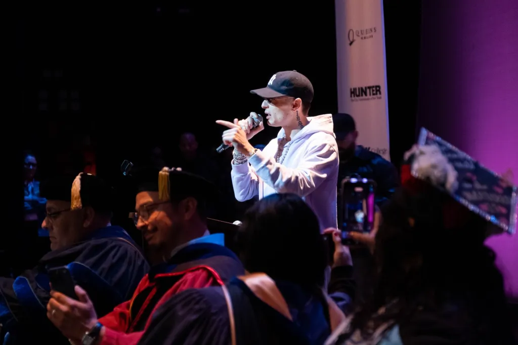 Peso Pluma prend la parole lors de la première remise des diplômes américano-mexicains à l'échelle de la CUNY et d'autres moments édifiants dans la musique latine