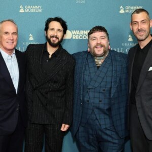 Lors de l&rsquo;événement Grammy Hall of Fame, Aaron Bay-Schuck se souvient des conseils que Mo Ostin lui a donnés pour diriger l&rsquo;un des labels les plus respectés de l&rsquo;industrie