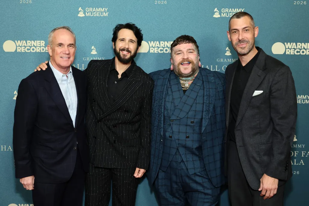 Lors de l'événement Grammy Hall of Fame, Aaron Bay-Schuck se souvient des conseils que Mo Ostin lui a donnés pour diriger l'un des labels les plus respectés de l'industrie