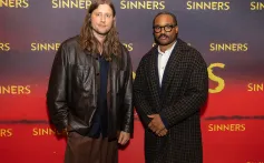 Le compositeur Ludwig Göransson et le cinéaste Ryan Coogler sur le tapis rouge de la projection à Chicago du film Warner Bros Pictures "Pécheurs" au Regal City North Stadium 14 IMAX & RPX le 6 avril 2025 à Chicago, Illinois.