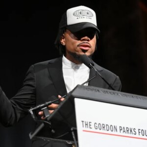 Chance the Rapper interprète un hommage émouvant à Muhammad Ali « I Was a Rock » lors des prix annuels de la Gordon Parks Foundation