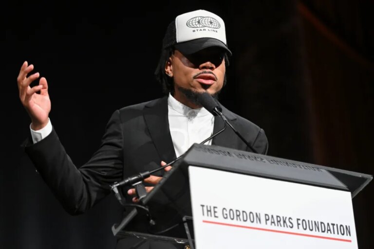 Chance the Rapper interprète un hommage émouvant à Muhammad Ali « I Was a Rock » lors des prix annuels de la Gordon Parks Foundation