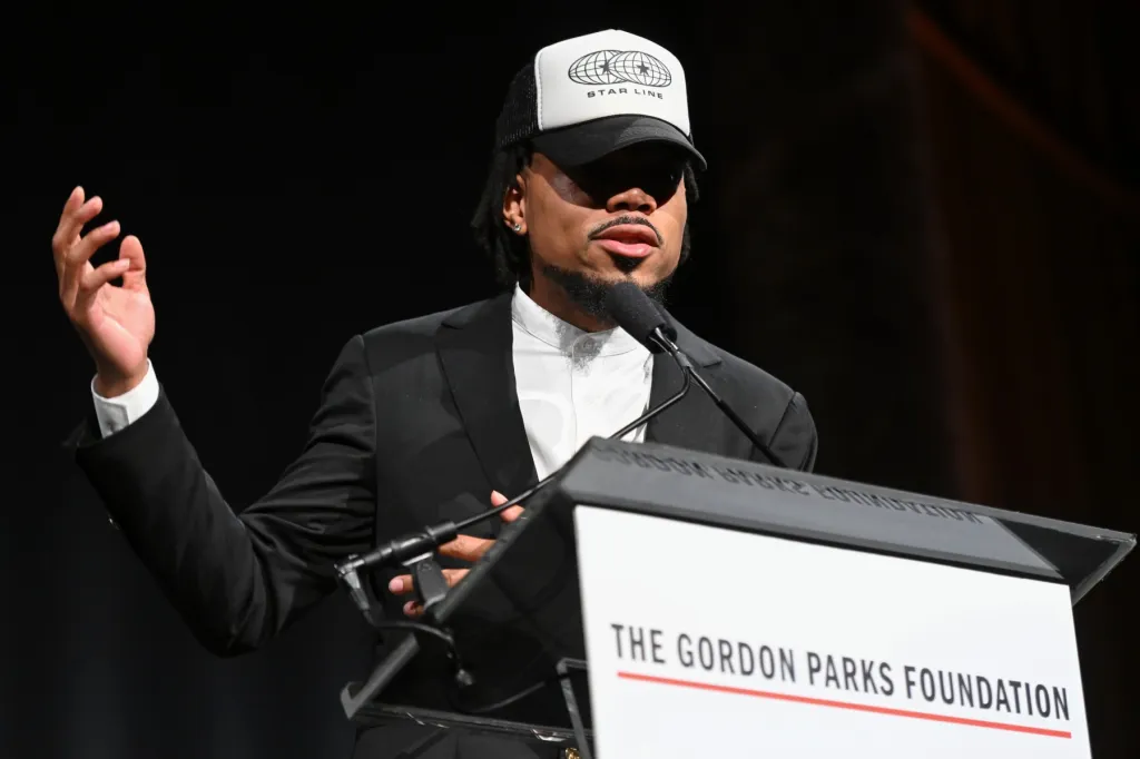 Chance the Rapper interprète un hommage émouvant à Muhammad Ali "I Was a Rock" lors des prix annuels de la Gordon Parks Foundation