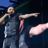 Drake entre dans l&rsquo;histoire aux numéros 1, 2 et 3 du Billboard 200 avec « ICEMAN », « HABIBTI » et « MAID OF HONOUR »