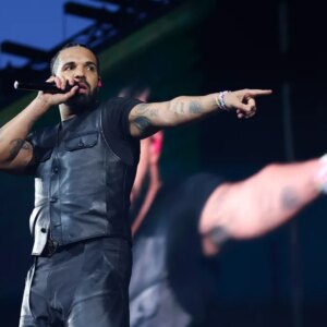 Drake entre dans l&rsquo;histoire aux numéros 1, 2 et 3 du Billboard 200 avec « ICEMAN », « HABIBTI » et « MAID OF HONOUR »