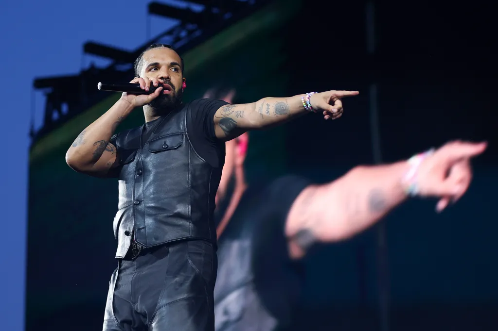 Drake entre dans l'histoire aux numéros 1, 2 et 3 du Billboard 200 avec « ICEMAN », « HABIBTI » et « MAID OF HONOUR »