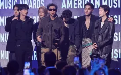 Jungkook, Jin, Jimin, RM, J-Hope, V et Suga de BTS acceptent le prix de l'artiste de l'année sur scène lors des 52e American Music Awards qui se tiennent au MGM Grand Garden Arena le 25 mai 2026 à Las Vegas, Nevada.