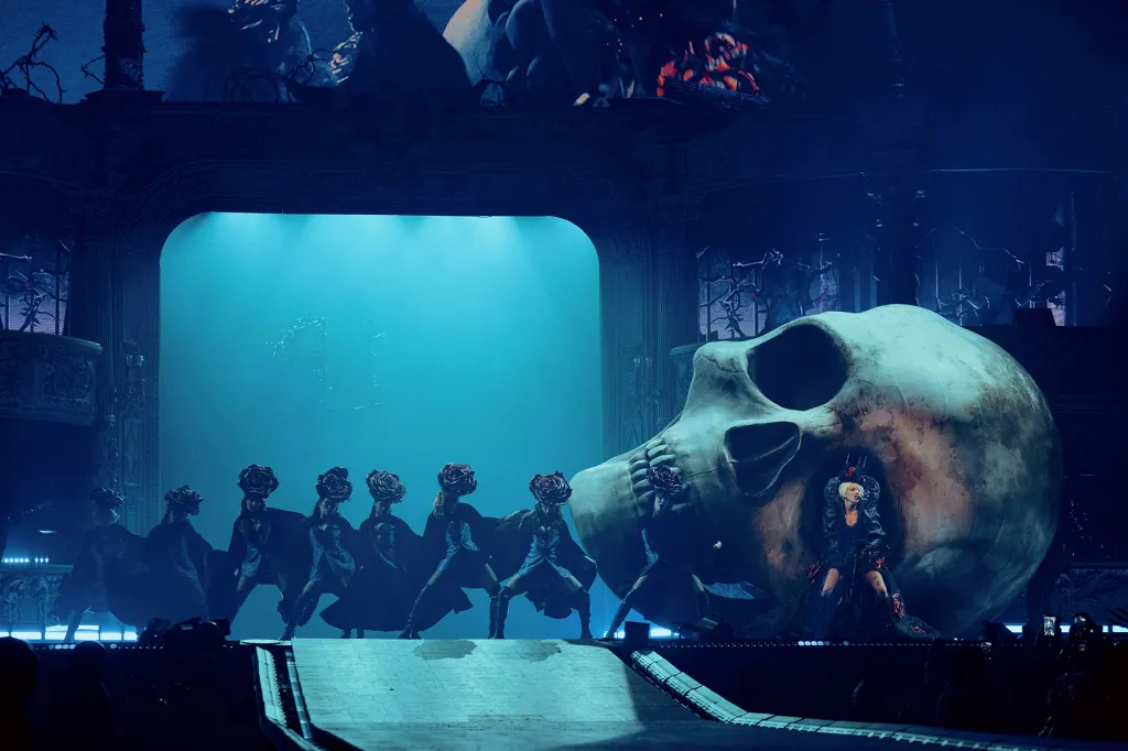 Lady Gaga établit un record de boxscore en milieu d'année pour The Mayhem Ball avec 236 millions de dollars bruts