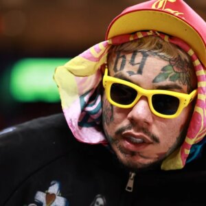 6ix9ine fait des commentaires choquants sur la grossesse de sa petite amie lors d&rsquo;une soirée de révélation du genre