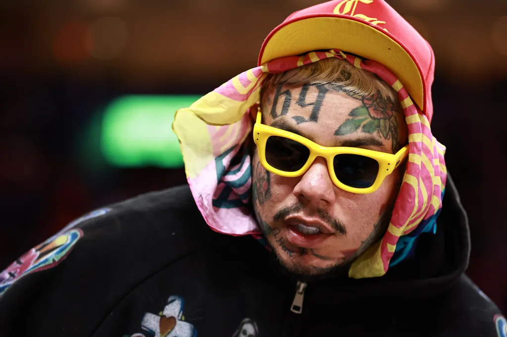 6ix9ine fait des commentaires choquants sur la grossesse de sa petite amie lors d'une soirée de révélation du genre
