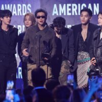 BTS remporte le titre d&rsquo;Artiste de l&rsquo;année aux American Music Awards 2026 ; Taylor Swift passe 0-8