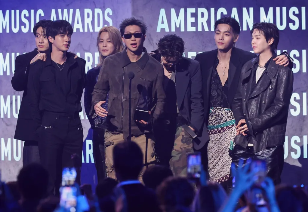 BTS remporte le titre d'Artiste de l'année aux American Music Awards 2026 ; Taylor Swift passe 0-8