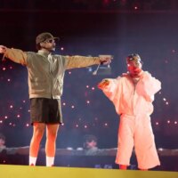 Bad Bunny donne le coup d&rsquo;envoi de sa résidence historique à Madrid avec Myke Towers comme invité surprise