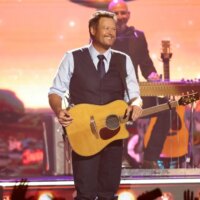 Blake Shelton rend hommage au regretté Don Schlitz en dirigeant le chant « The Gambler » aux ACM Awards