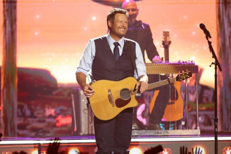 Blake Shelton rend hommage au regretté Don Schlitz en dirigeant le chant « The Gambler » aux ACM Awards