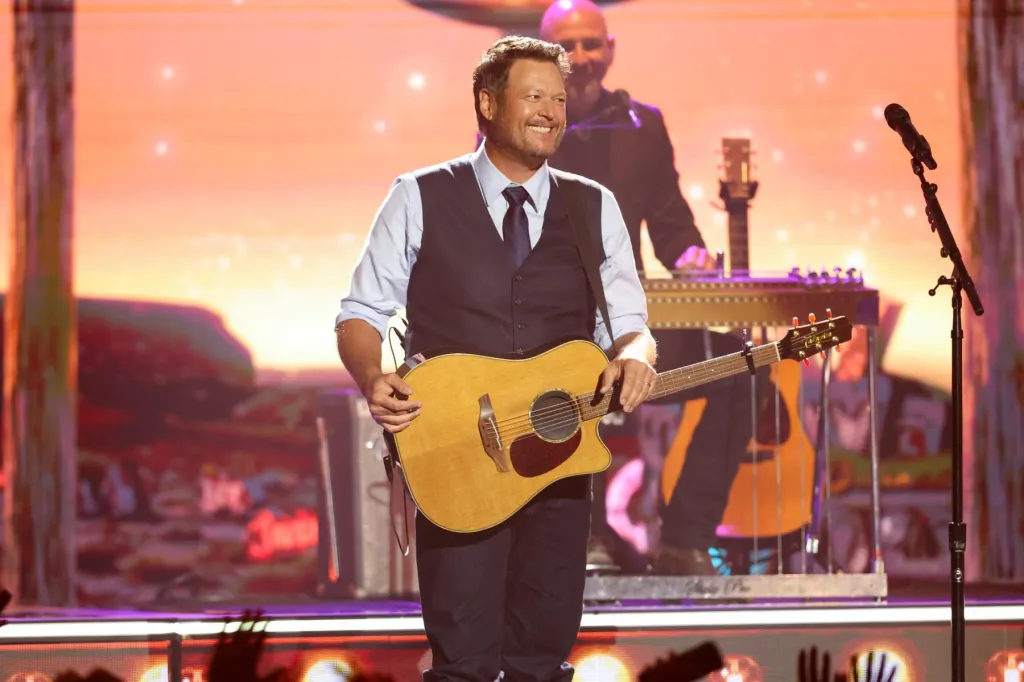 Blake Shelton rend hommage au regretté Don Schlitz en dirigeant le chant « The Gambler » aux ACM Awards