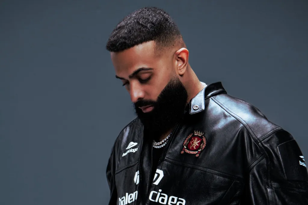 "CORSA" d'Eladio Carrión se classe dans le top 10 du classement des meilleurs albums latins