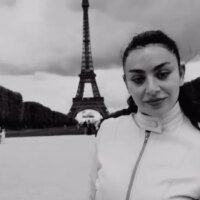 Charli XCX partage le morceau pop-punk « Playboy Bunny » en face B de « SS26 »
