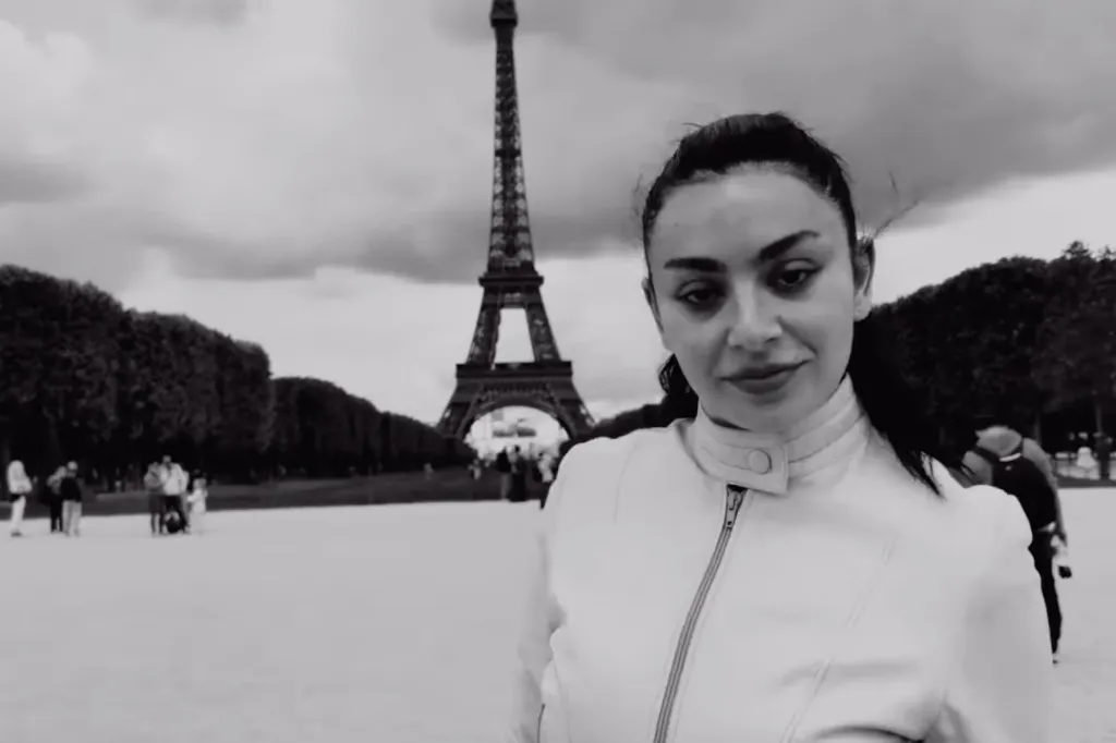 Charli XCX partage le morceau pop-punk "Playboy Bunny" en face B de "SS26"