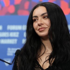 Charli XCX partage le teaser de la chanson « Rock Music » et dit qu&rsquo;elle ne fait pas d&rsquo;album rock