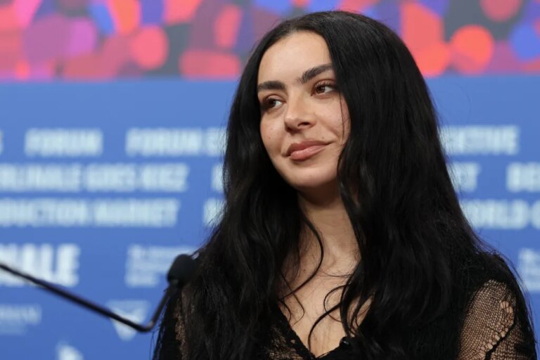 Charli XCX partage le teaser de la chanson « Rock Music » et dit qu&rsquo;elle ne fait pas d&rsquo;album rock