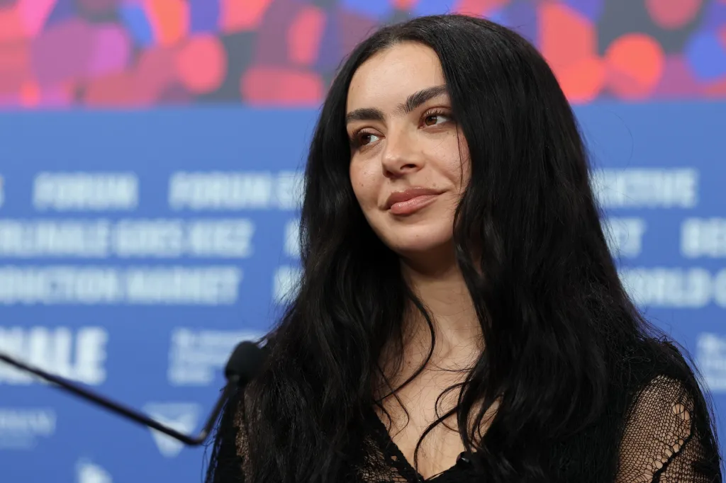 Charli XCX partage le teaser de la chanson "Rock Music" et dit qu'elle ne fait pas d'album rock