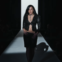 Charli XCX prend la piste vers l&rsquo;enfer pour le « SS26 » : regardez la vidéo