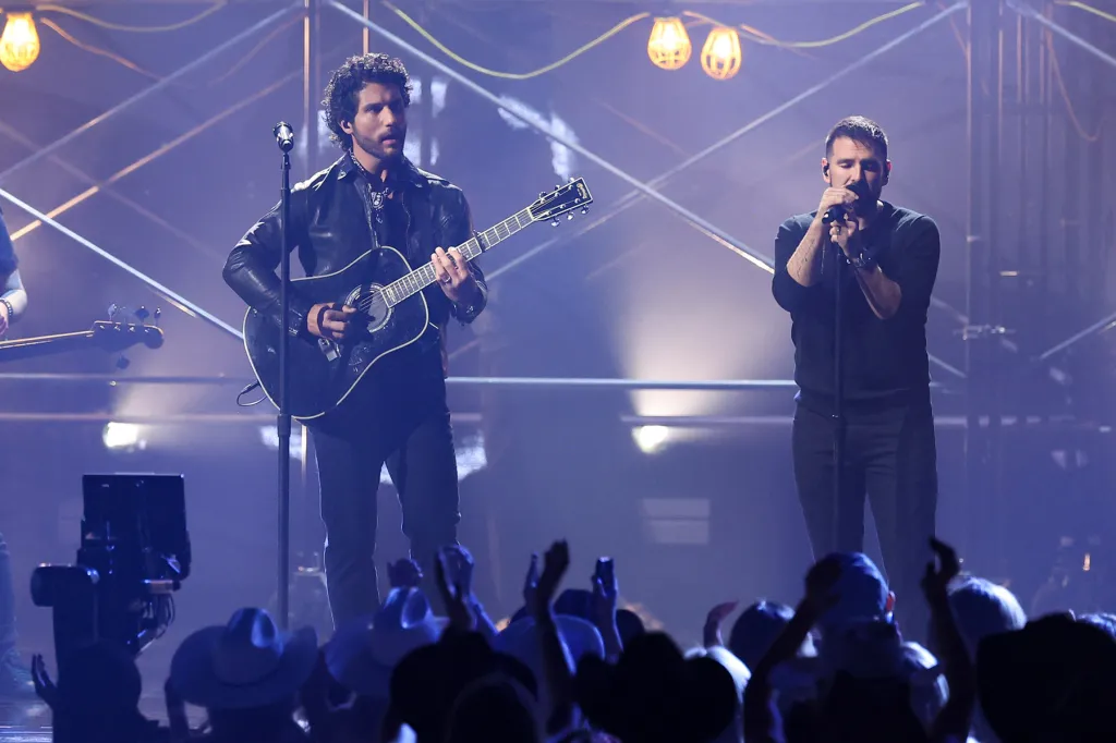 Dan + Shay se souviennent de Ben Vaughn aux ACM Awards 2026 avec « Say So »