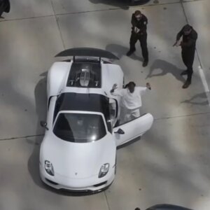 Don Toliver esquive la police grâce à l&rsquo;extraction par hélicoptère de Kali Uchis dans la vidéo à grande vitesse « E85 » : regardez