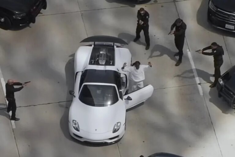 Don Toliver esquive la police grâce à l&rsquo;extraction par hélicoptère de Kali Uchis dans la vidéo à grande vitesse « E85 » : regardez