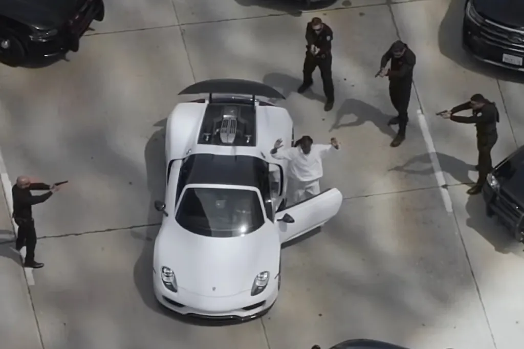 Don Toliver esquive la police grâce à l'extraction par hélicoptère de Kali Uchis dans la vidéo à grande vitesse « E85 » : regardez