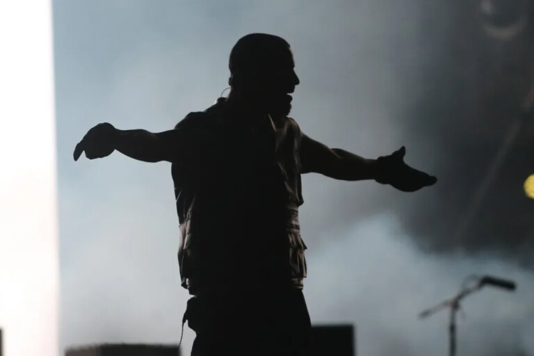 Drake revient avec trois nouveaux albums alors que « Iceman », « Maid of Honor » et « Habibti » arrivent : diffusez-les maintenant