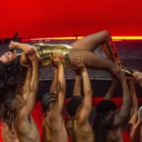 Dua Lipa sort l&rsquo;album « Live From Mexico » et le film du concert de la tournée Radical Optimism : diffusez-le maintenant